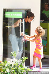 组图：哈利贝瑞挺肚逛街 爱女见镜头扮鬼脸