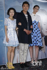 组图：韩片《幻想中的她》试映会 韩艺礼抹泪