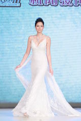 组图：名模婚纱展争奇斗艳 Ana R不幸丢手机