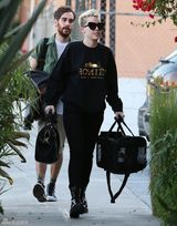 组图：麦莉-塞勒斯戴墨镜一身黑扮假小子