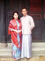 组图：韩栋《爱情悠悠》热拍 娶六房太太享艳福