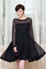 姚晨露背装秀性感 范冰冰否认收婚戒称自备(图)