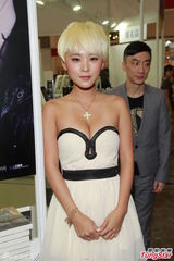 组图：罗彩玲爆乳亮相香港宣传写真集