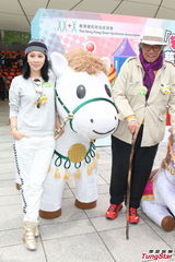 组图：刘嘉玲亮相慈善活动 称遇好角色愿拍剧