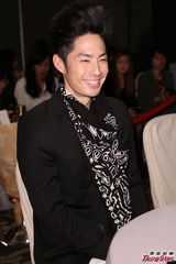 组图：吴建豪写真秀八块肌 保护家庭避谈老婆