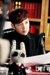 组图：张根硕IU《漂亮男人》幕后照独家揭秘