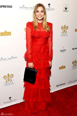 高清组图：伊丽莎白-奥尔森荷叶边红裙优雅亮相