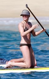 高清组图：卡梅隆-迪亚兹性感比基尼戏水