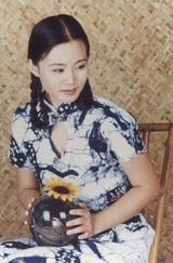 组图：龚琳娜早年清纯照长发及腰 与彭丽媛合影