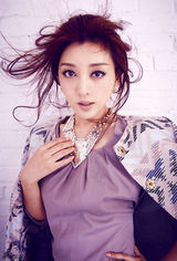 组图：姜鸿初春气质写真 优雅知性展都市OL风