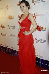 组图：孟茜田丽助阵《Lady呱呱》发布会各秀身材