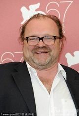 《三》媒体见面会 苏菲-罗艺斯获两男星揽腰护花