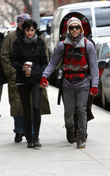 幻灯图集：阿什莉-辛普森一家三口在公园玩耍