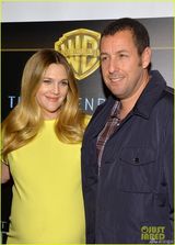 组图：德普皮衣帅气亮相 巴里摩尔黄裙挺大肚