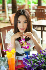 组图：徐黛妮白领风写真大片 述足球宝贝的困扰