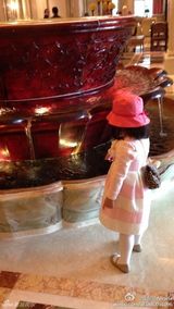 组图：Angela生活照宛若时装秀 超萌小妞爱发箍