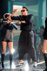 组图：2012全美音乐奖比伯擒三奖 众星热力演出