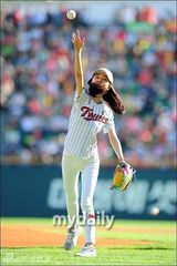 组图：韩星白珍熙为棒球比赛开球清纯阳光