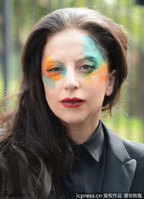 组图：Gaga全新彩妆亮相 长发披肩鼻环抢镜