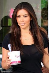 组图：卡戴珊与坎耶度假 黑衣难掩惹火身材