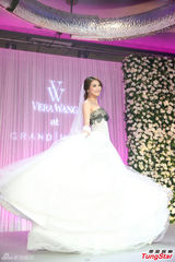 组图：陈思璇穿婚纱沾喜气 期待海岛婚礼