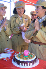 幻灯图：《兵团往事》新疆热拍 涓子庆生晒幸福