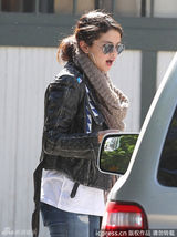 组图：赛琳娜与63岁大叔谈笑风生 痛甩比伯阴影