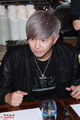 组图：黄鸿升谈前女友感慨 否认杨丞琳乃当事人