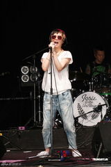 组图：何超仪推新EP携团开唱 感谢老板陈冠希支持