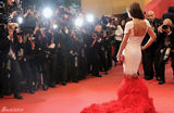 组图：《爱》戛纳首映 科尔白底红尾裙别具一格