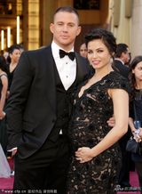 组图：奥斯卡红毯-钱宁-塔图姆热吻怀孕娇妻