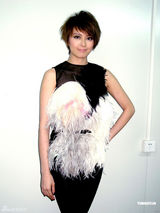 组图：刘德华梁咏琪登台献唱 遇粉丝献花跪地感谢