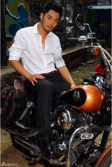 组图：李东学写真帅气野性展骑士风范