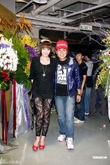 幻灯图：陈奕迅出席周杰伦小巨蛋个唱搞怪互动