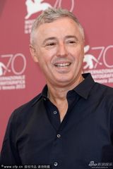 组图：《东方男孩》首映 瑞鲍汀红毯假装颁奖