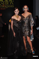 组图：香港时装节开幕 周秀娜谢婷婷等性感抗寒流