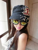 组图：孟瑶个性连拍秀可爱 超酷墨镜显潮范儿