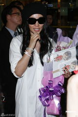 组图：李冰冰赴台宣传电影与粉丝合影无架子