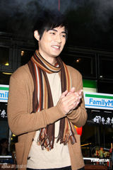 幻灯图：周渝民冬日代言扮温暖大使