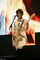 组图：苏打绿上海开唱 青峰模仿侧卧姐