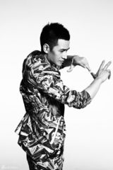 组图：何晟铭动感时尚写真 青春俏皮热情洋溢