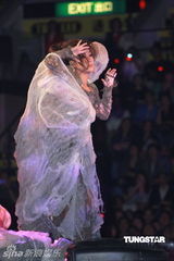 组图：林忆莲红馆开唱从天而降 与男舞伴跳贴身辣舞