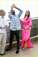 组图：卡戴珊明艳粉裙怀孕见肚 与男友大摆造型