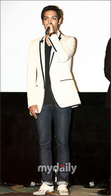 幻灯图：《到炮火中去》媒体首映 权相佑(权相宇)等主创出席