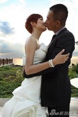 组图：陈小春应采儿正装婚纱照 蓝天下甜蜜接吻