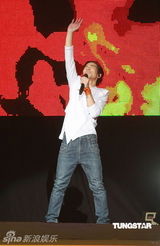 组图：萧敬腾唱《black or white》 向杰克逊致敬