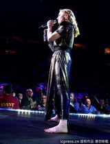 组图：麦当娜上演限制级 边跳边脱蹭猛男