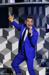 组图：罗比-威廉姆斯蓝西装复古 抢眼献唱全英