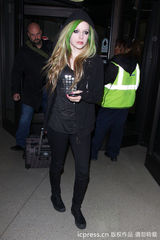 组图：艾薇儿“彩发”粉色变绿色 延续摇滚风格