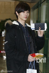 组图：韩团4minute等飞赴日本出演家族演唱会